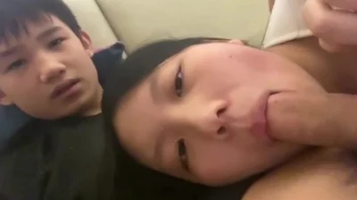 以为是清纯的妹子，没想到这么反差 鸡巴吃的不停